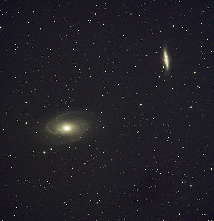 M81 (NGC 3031) Bode à gauche et M82 (NGC 3034) Cigare à droite